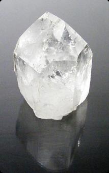 una eneorme punta de cuarzo cristal de roca